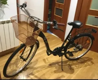 Bicicleta con cesta y portaequipajes muy cómoda