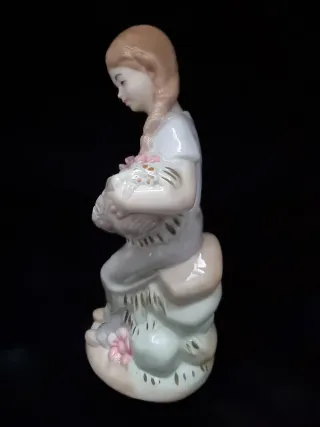 Figura antigua vintage niña con flores sambo.