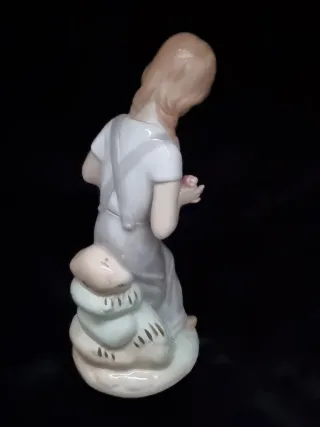 Figura antigua vintage niña con flores sambo.