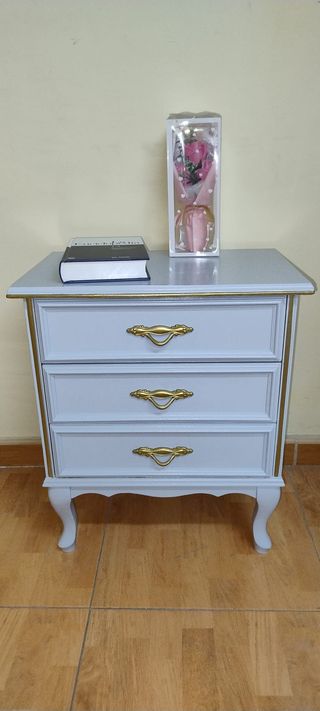 Mesita de noche clásica única