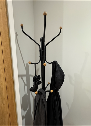 Perchero de pie negro y madera