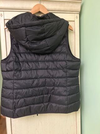 Chaleco acolchado con capucha negro