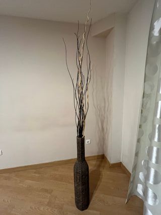 Jarrón decorativo de mimbre y madera