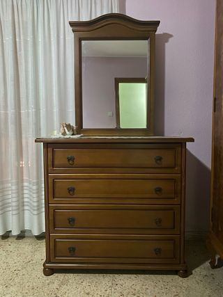 Cómoda de madera color caoba