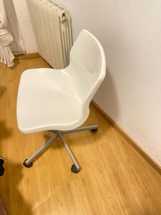 Silla de oficina IKEA blanca y gris