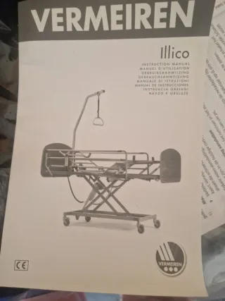 Silla de ruedas eléctrica y cama clínica