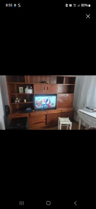 Mueble de madera marrón