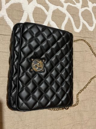 Bolso negro acolchado con cadena dorada
