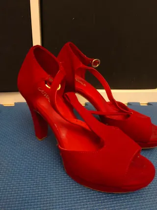 Zapatos rojos de tacón talla 37