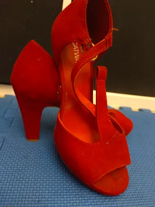 Zapatos rojos de tacón talla 37