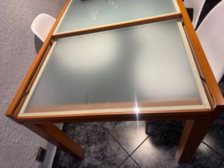 Mesa de cristal y madera plegable