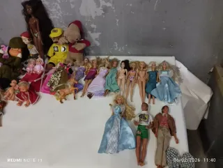 Lote de muñecas antiguas de Barbie, porcelana  etc