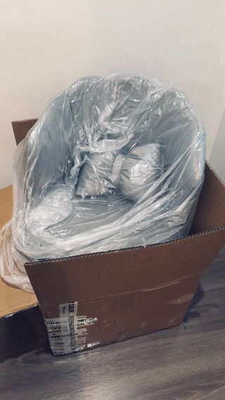 Sillón tocador gris con cojín de lazo