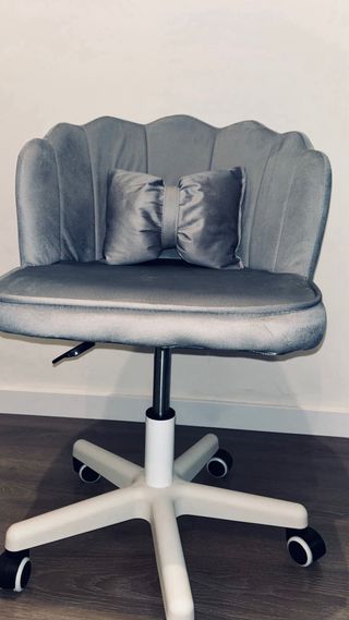 Sillón tocador gris con cojín de lazo