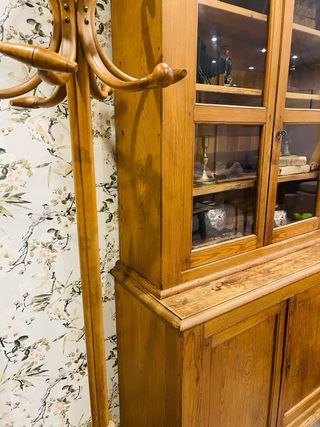 Alacena de madera antigua con puertas de cristal