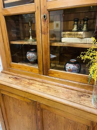 Alacena de madera antigua con puertas de cristal
