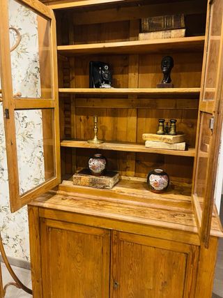 Alacena de madera antigua con puertas de cristal