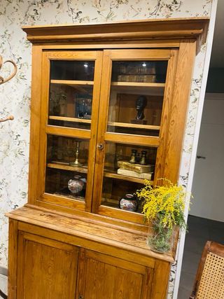 Alacena de madera antigua con puertas de cristal