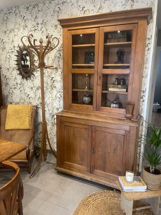 Alacena de madera antigua con puertas de cristal
