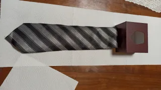 Cravatta Karl Lagerfeld righe nere e grigie