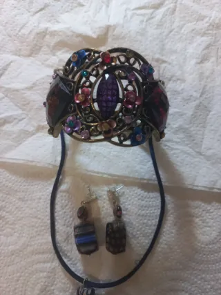 Gargantilla, pulsera y pendientes