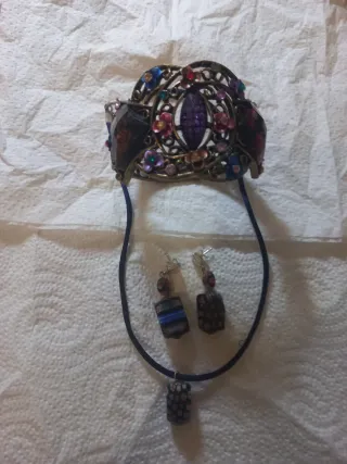 Gargantilla, pulsera y pendientes
