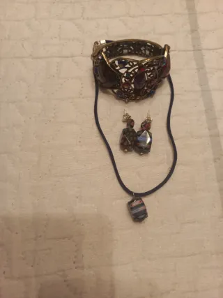 Gargantilla, pulsera y pendientes