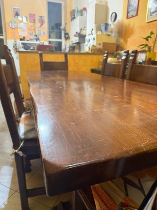 Tavolo in legno con 6 sedie. Disponibile da maggio