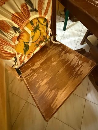 Tavolo in legno con 6 sedie. Disponibile da maggio