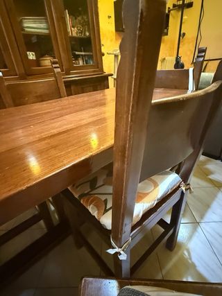 Tavolo in legno con 6 sedie. Disponibile da maggio