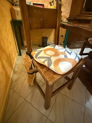 Tavolo in legno con 6 sedie. Disponibile da maggio