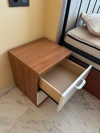 Mesita de noche blanca y madera con 2 cajones