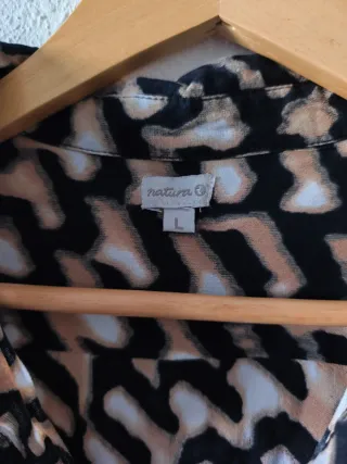 Camisa estampada beige y negra