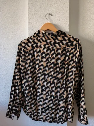 Camisa estampada beige y negra