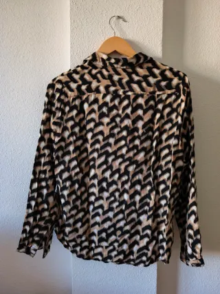 Camisa estampada beige y negra