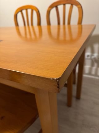 Mesa de pino con 4 sillas