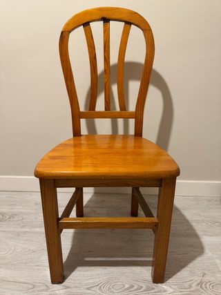 Mesa de pino con 4 sillas