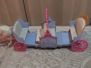 Carroza y caballo de juguete