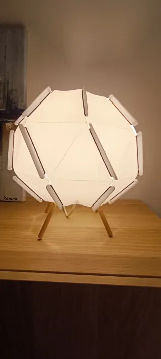 Lámpara de mesa Ikea plástico y madera