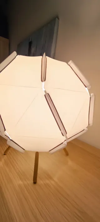 Lámpara de mesa Ikea plástico y madera