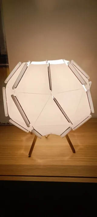 Lámpara de mesa Ikea plástico y madera