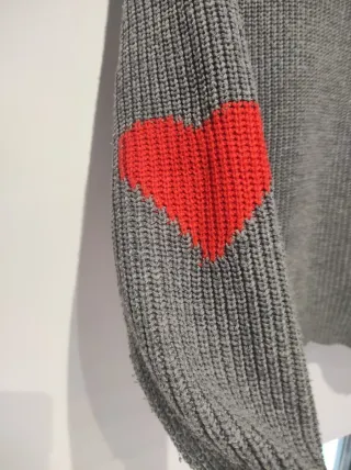 Jersey gris con parches rojos talla M