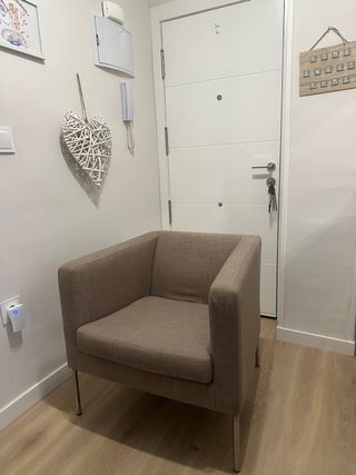 Sillón Ikea tapizado color topo