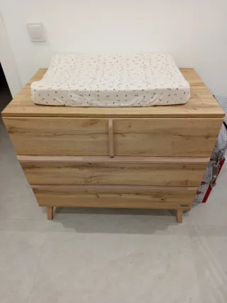 Cuna de madera y cómoda