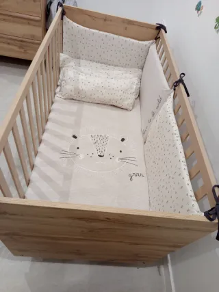 Cuna de madera y cómoda