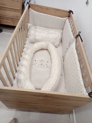 Cuna de madera y cómoda