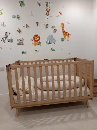Cuna de madera y cómoda