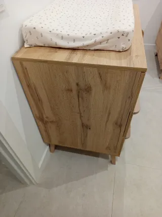 Cuna de madera y cómoda