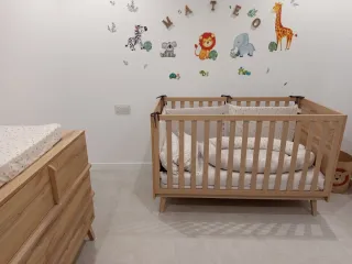 Cuna de madera y cómoda