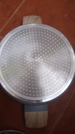 Olla con tapa de cristal y asas de madera